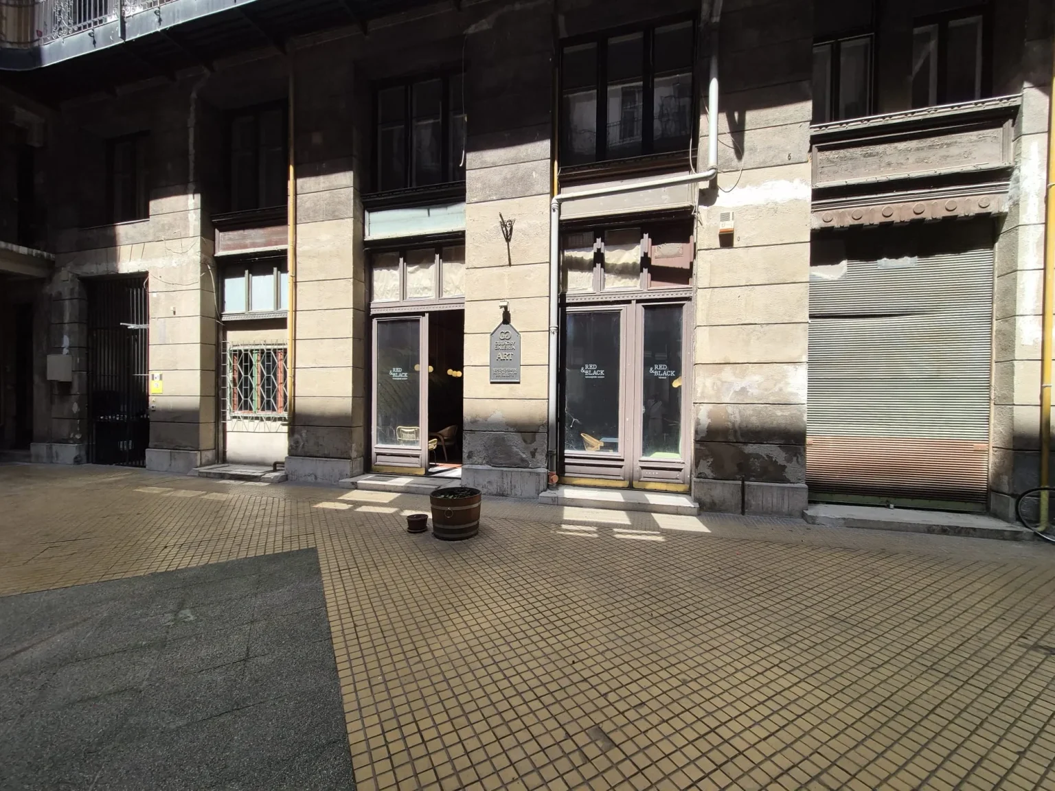 Budapest V. kerület kiadó borozó és söröző és büfé 227 m² alapterületű image 2